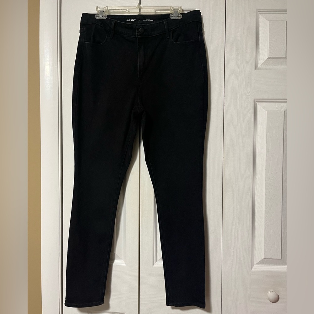 Old Navy High-Rise Super Skinny Jeans in Black